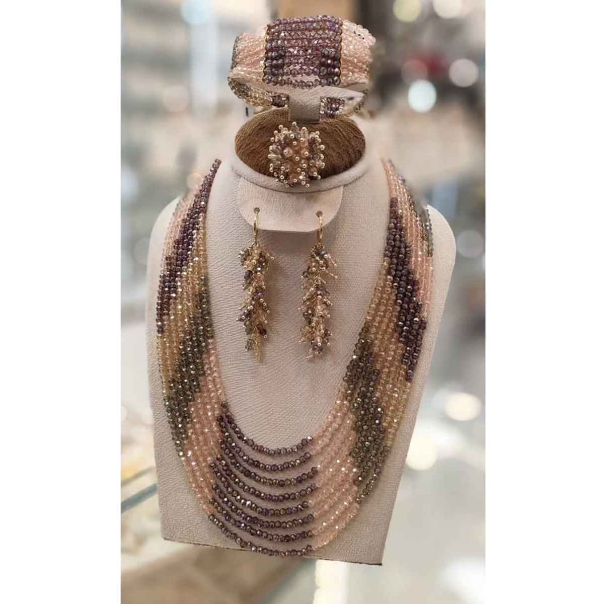 Bijoux élégants pour briller lors de vos soir — angle supp. Produit artisanal.
