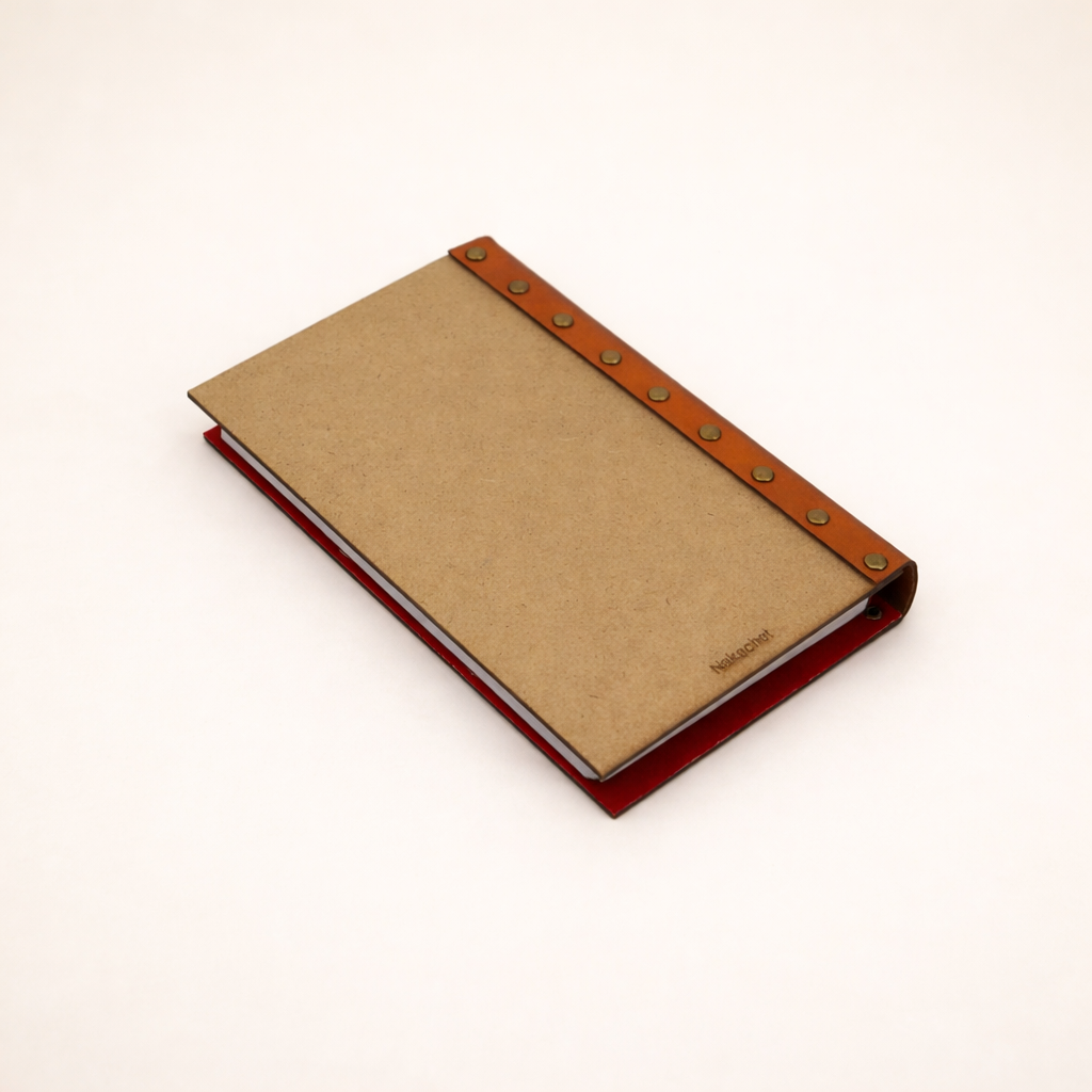 Bloc note en bois et cuir avec design porte rouge