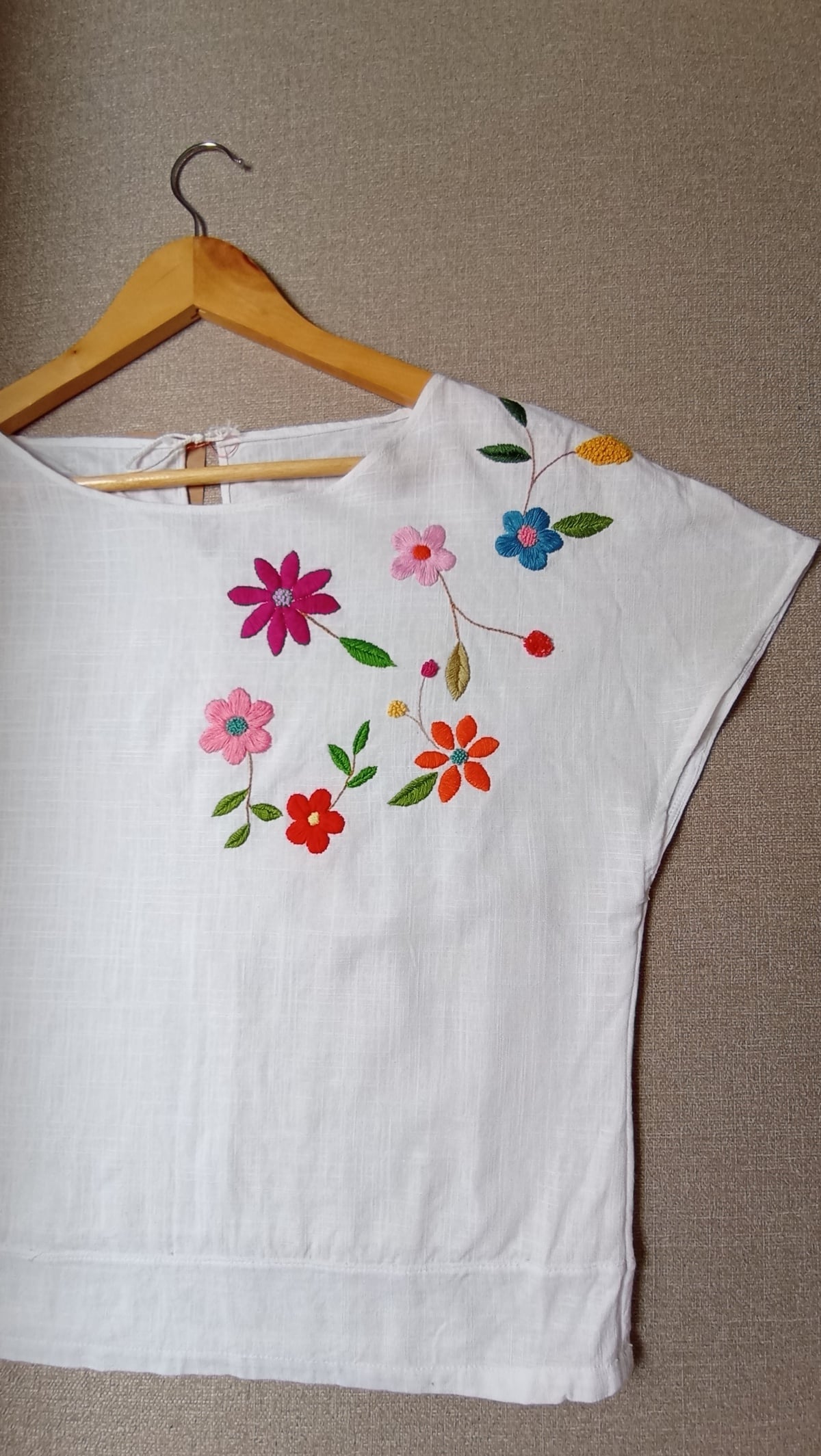 Blouse en lin blanc brodée à la main - artisanat Tunisien fait main | ILEYCOM