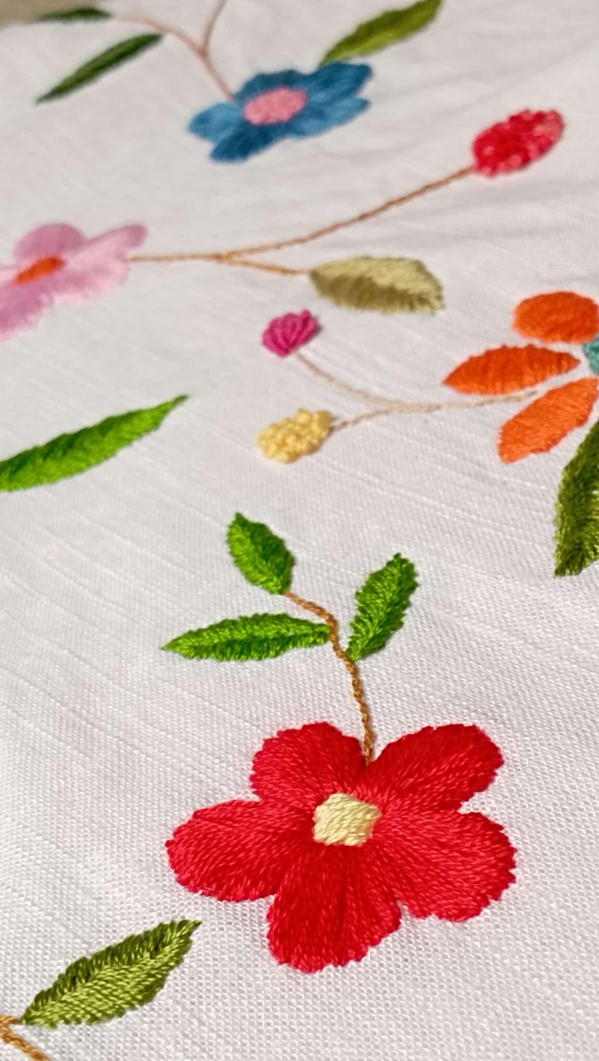 Blouse en lin blanc brodée à la main - artisanat Tunisien fait main | ILEYCOM