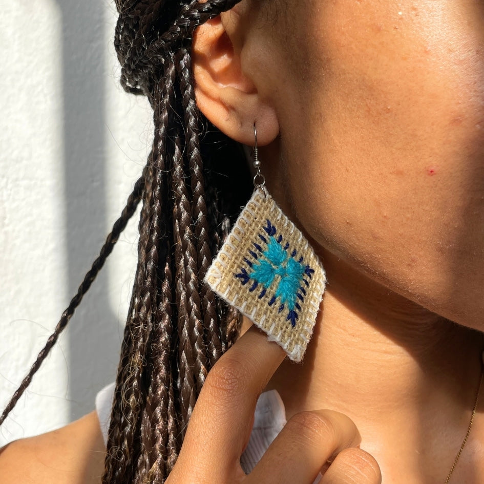 Boucles d'oreilles carrées au crochet grand-mère beige, bleu et blanc - artisanat Tunisien fait main | ILEYCOM