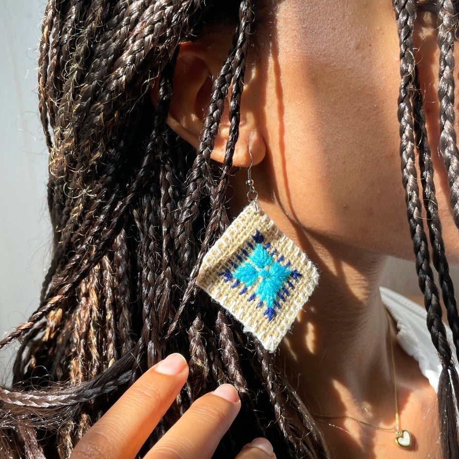 Boucles d'oreilles carrées au crochet grand-mère beige, bleu et blanc - artisanat Tunisien fait main | ILEYCOM