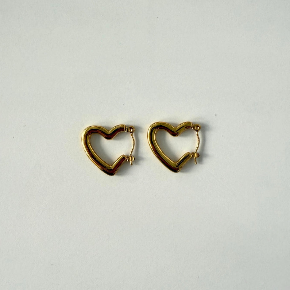 Boucles d’oreilles créoles cœur torsadé doré élégant