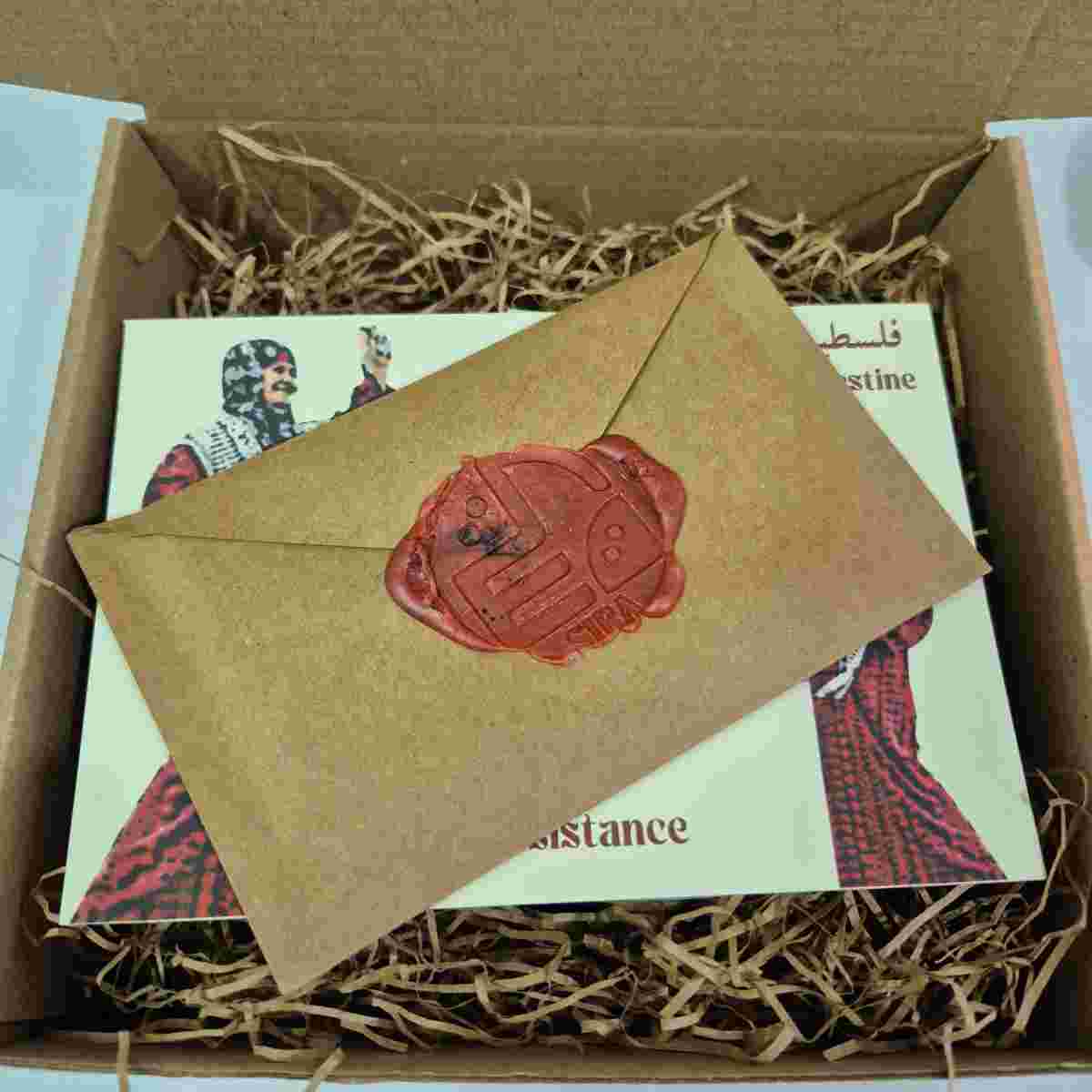 Bougie "L of resistance" avec carte postale et enveloppe photos : Une histoire de Palestine