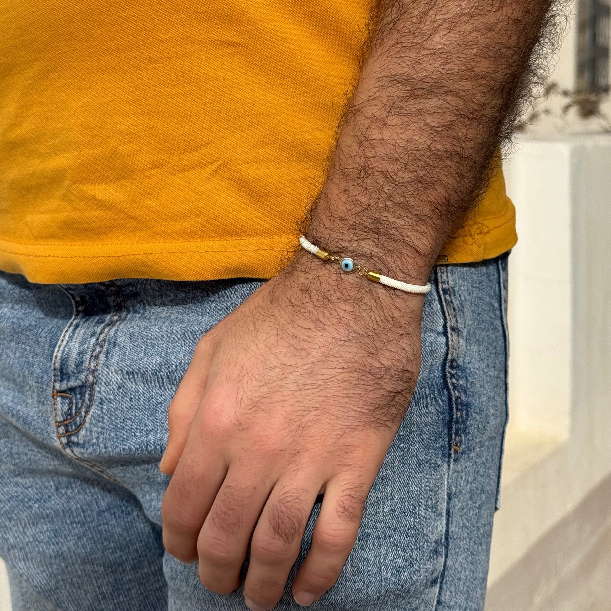 Bracelet cordon blanc cassé avec motif petit — angle supp. Produit artisanal.