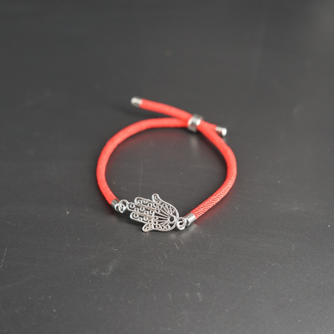 Bracelet cordon rouge motif khomsa ajustable — vue détaillée. Artisanat tunisien.