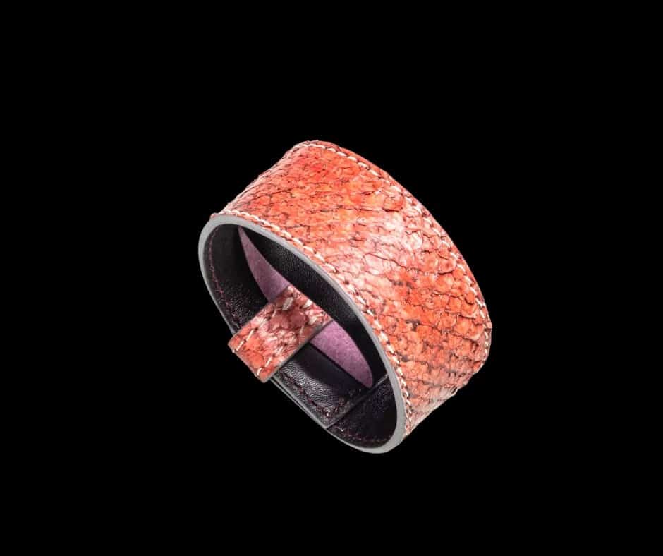 Bracelet en cuir de peau de saumon "Armilla Red". 23 × 2.8 cm