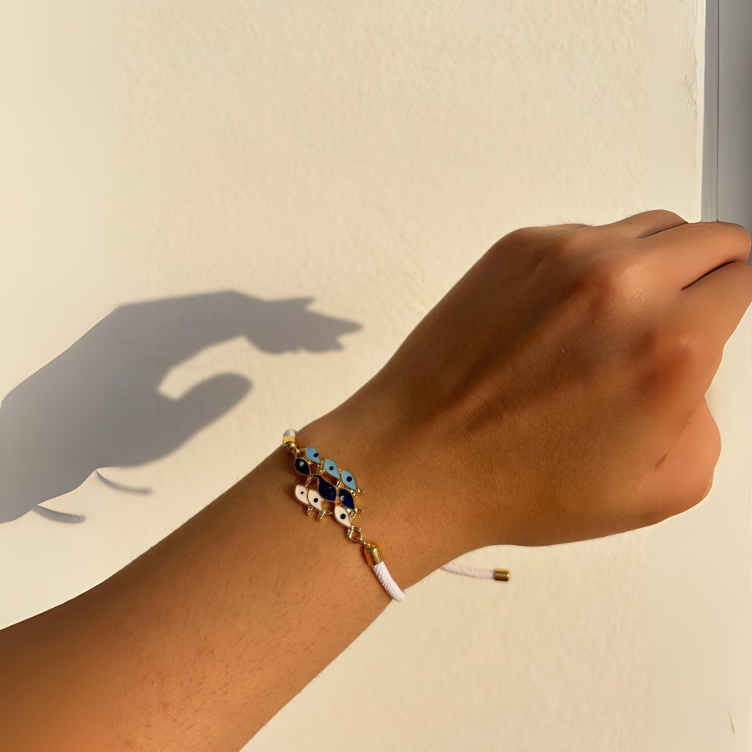 Bracelet en fil blanc ajustable avec motif poissons