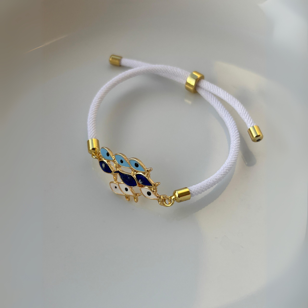 Bracelet en fil blanc ajustable avec motif poissons