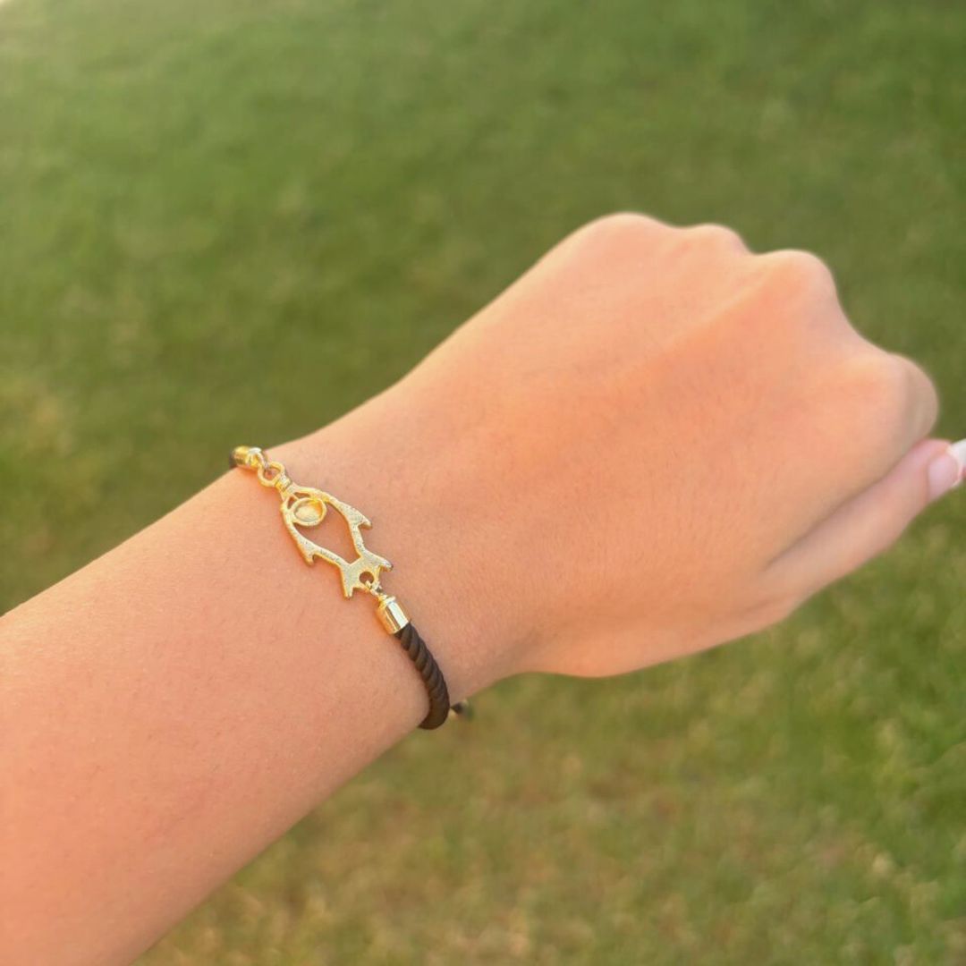Bracelet en fil noir ajustable avec motif poisson doré - artisanat Tunisien fait main | ILEYCOM