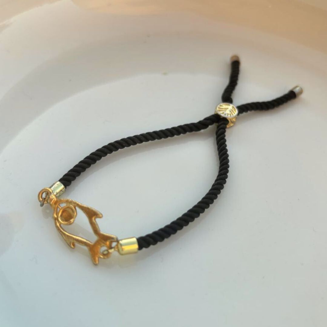 Bracelet en fil noir ajustable avec motif poisson doré - artisanat Tunisien fait main | ILEYCOM