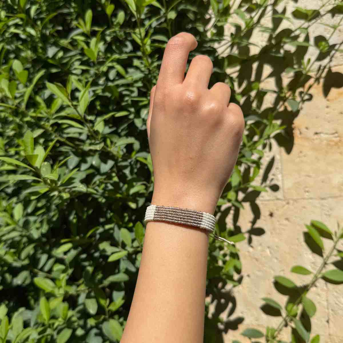 Bracelet macramé blanc et doré fait main pour un style unique