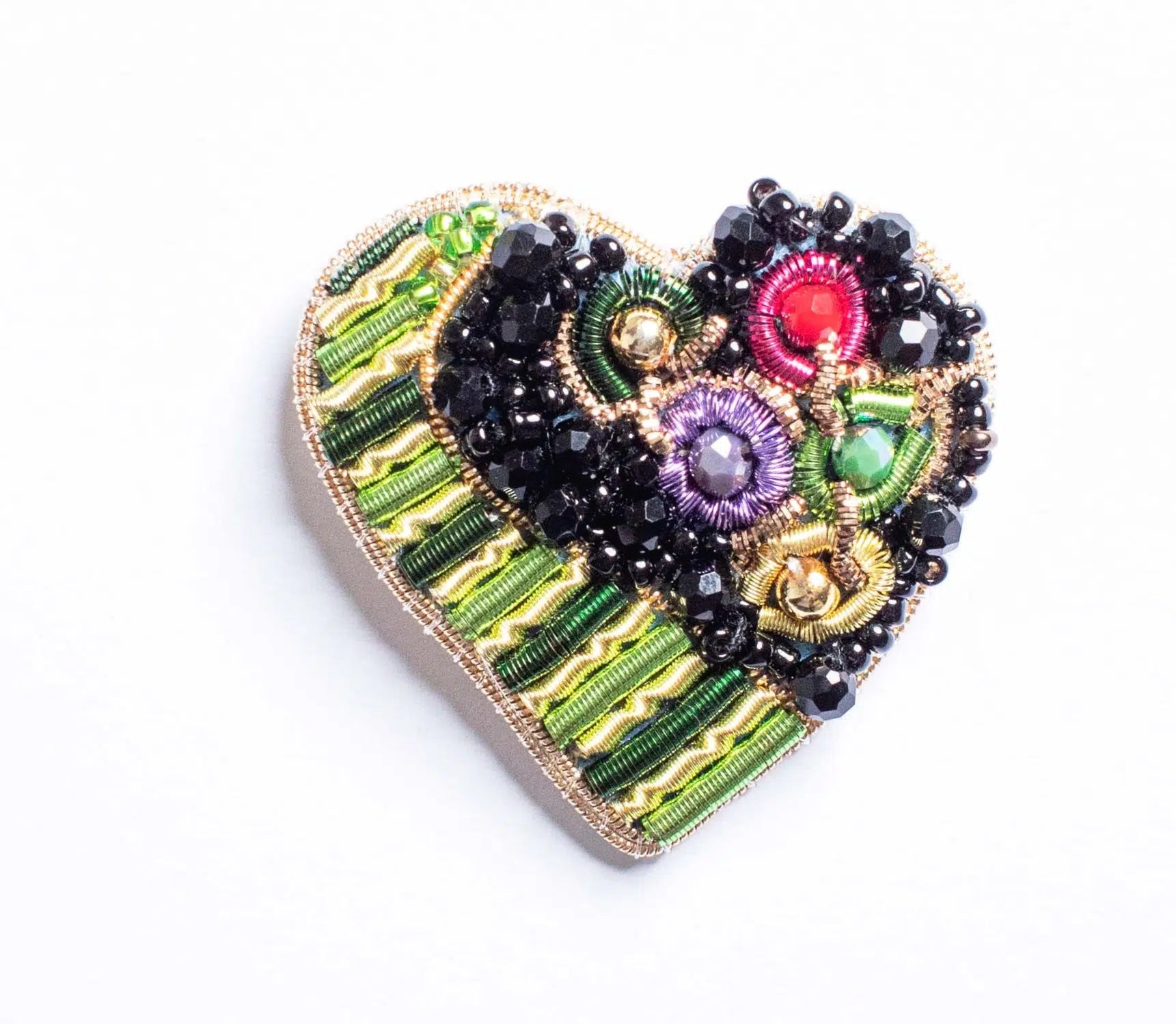 Broche cœur brodée à la main : l'élégance au quotidien