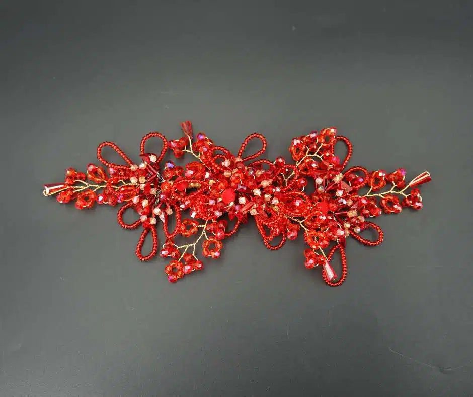 Broche rouge , modèle floral