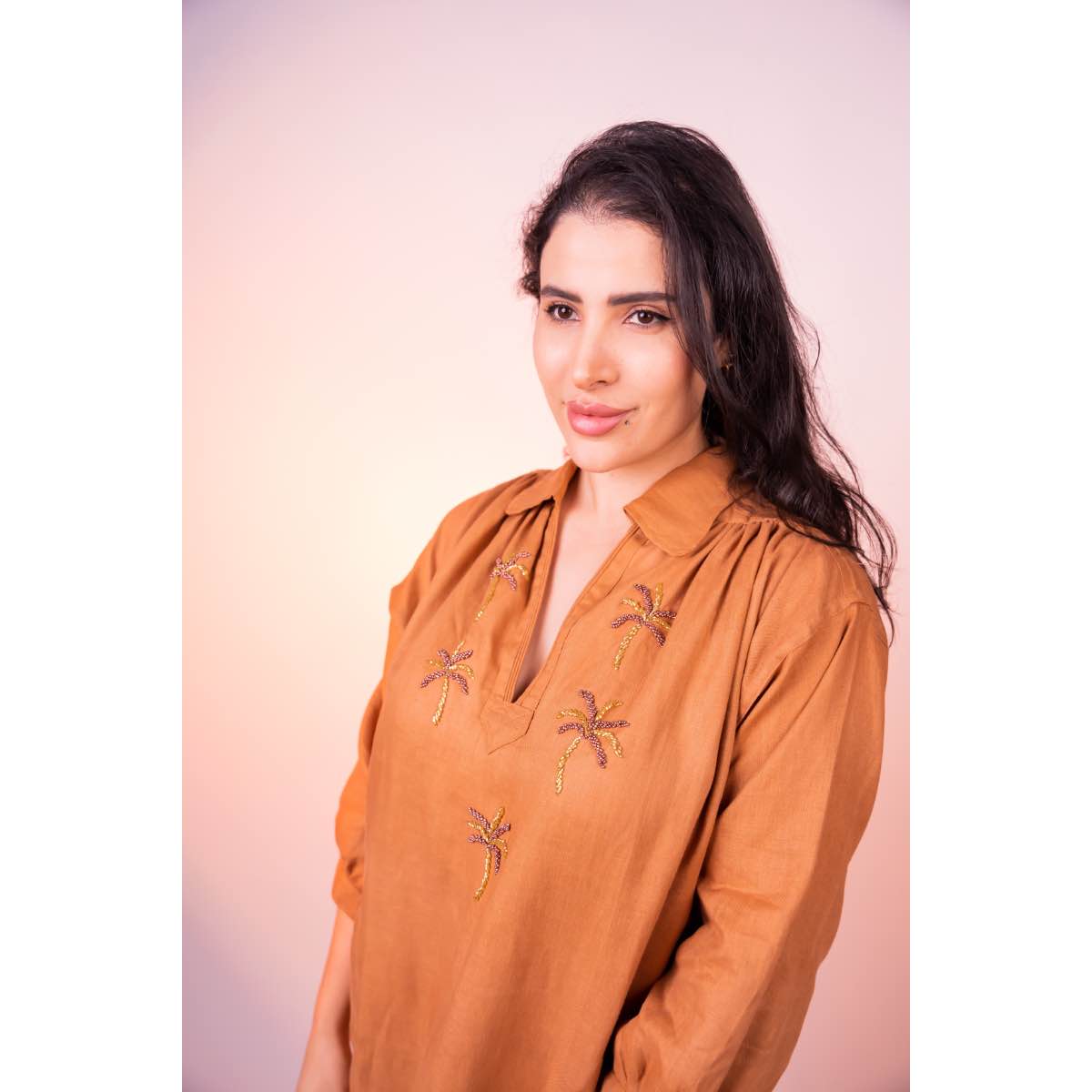 blouza marron brodée à la main pour un style unique et élégant