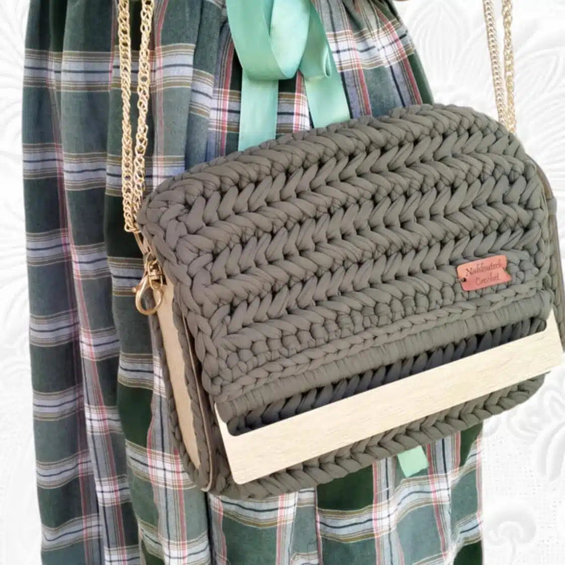 Sac à main artisanal en crochet vert militaire avec côtés en bois - Écologique et élégant