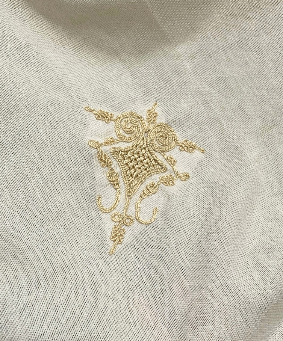 cape femme élégance ultime avec broderie dorée raffinée
