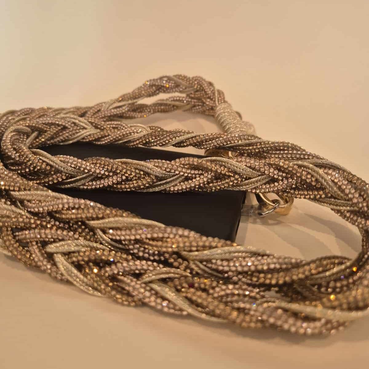 Chaîne de téléphone tressée à la main "50 Shades" (1,20 m) – Disponible en Doré - artisanat Tunisien fait main | ILEYCOM