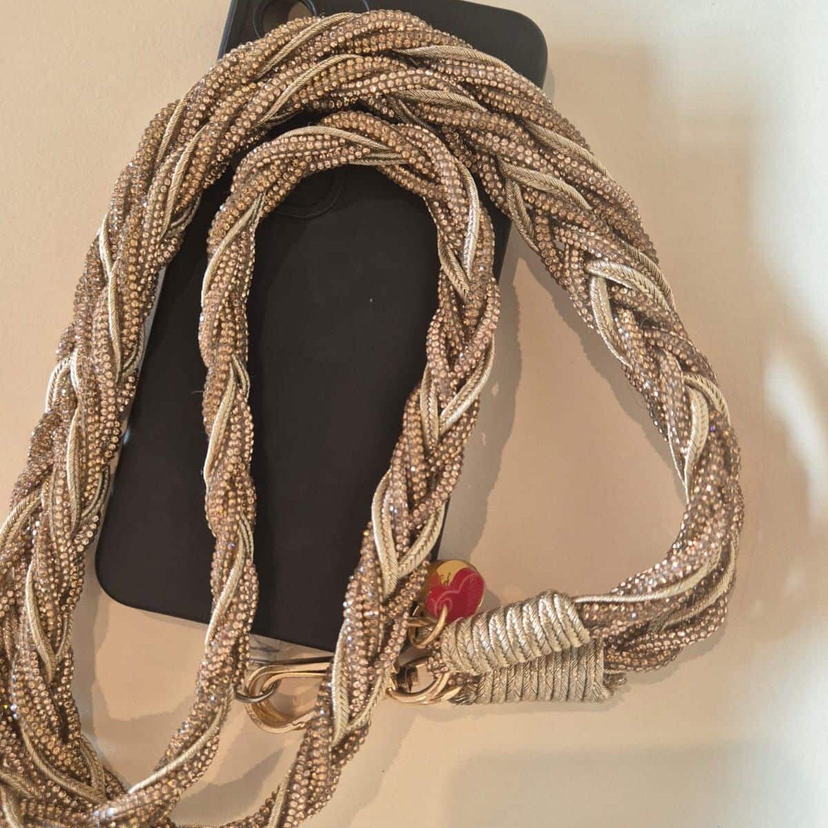 Chaîne de téléphone tressée à la main "50 Shades" (1,20 m) – Disponible en Doré - artisanat Tunisien fait main | ILEYCOM