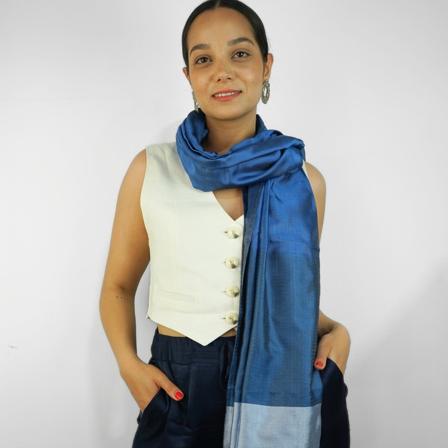 Écharpe bleue en soie