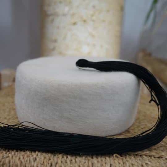 Chechia tunisienne blanche avec pompon en laine