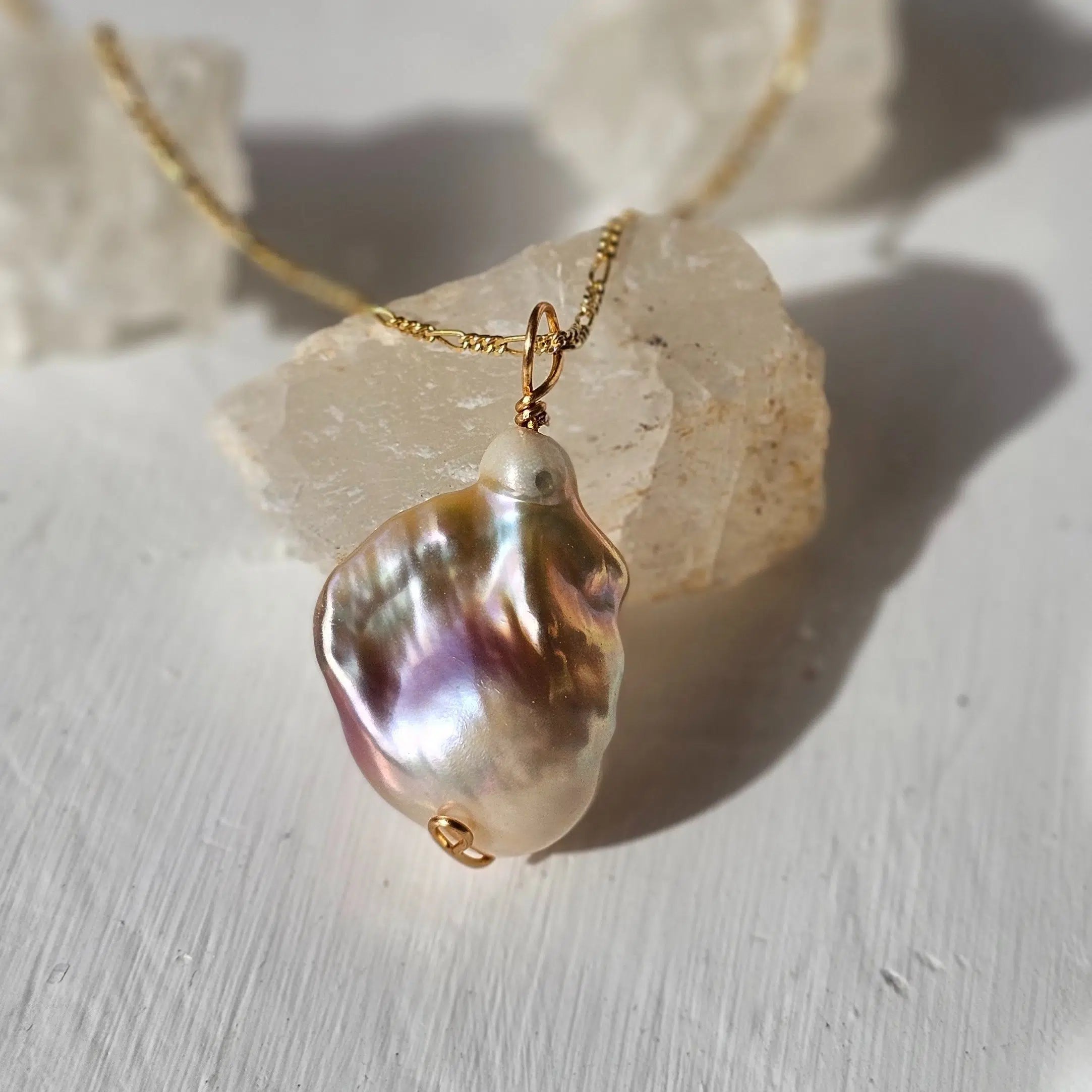 Collier en argent 925 plaqué en or avec un pendentif de perle baroque naturelle