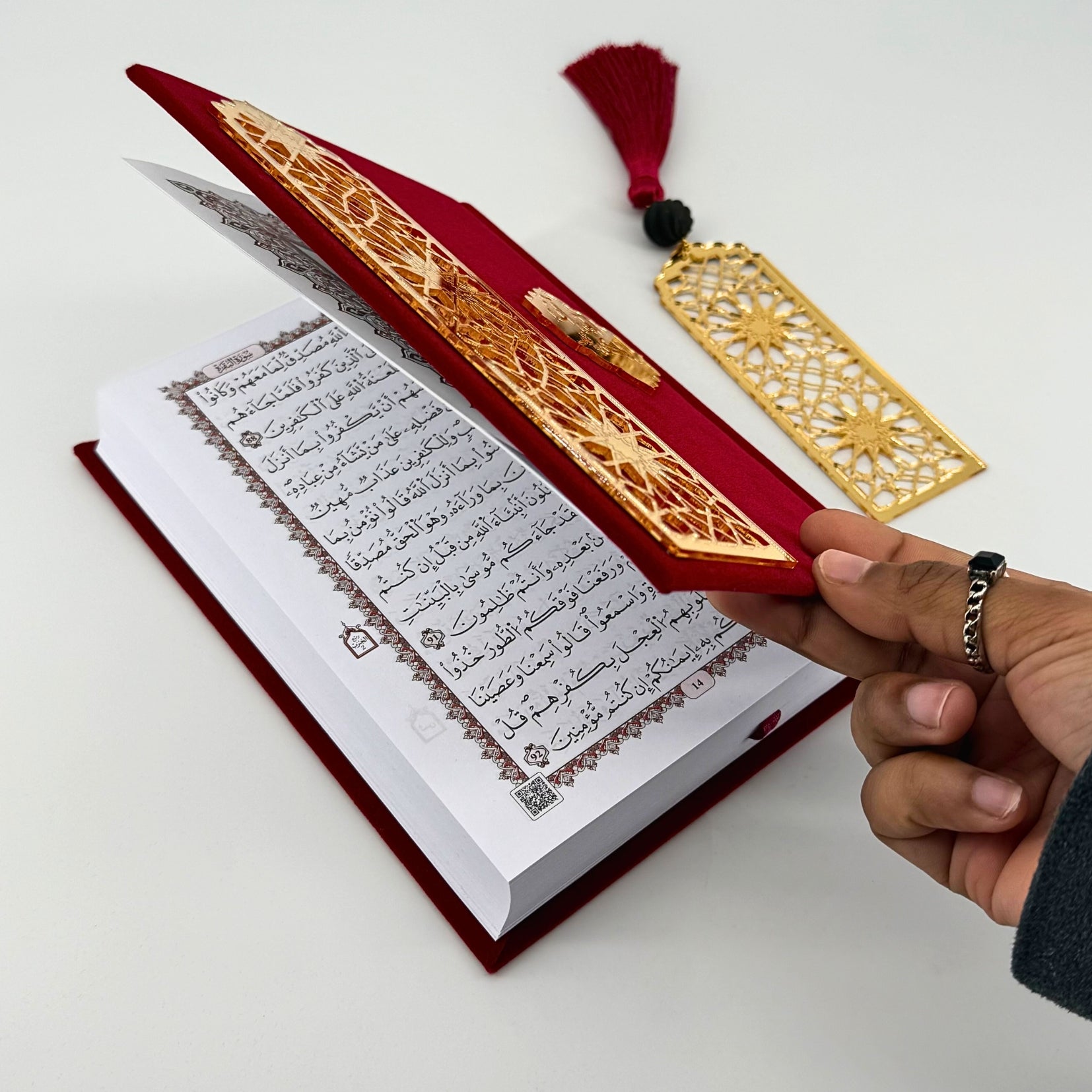Coffret Coran rouge avec marque-page à l’ambre et chechia