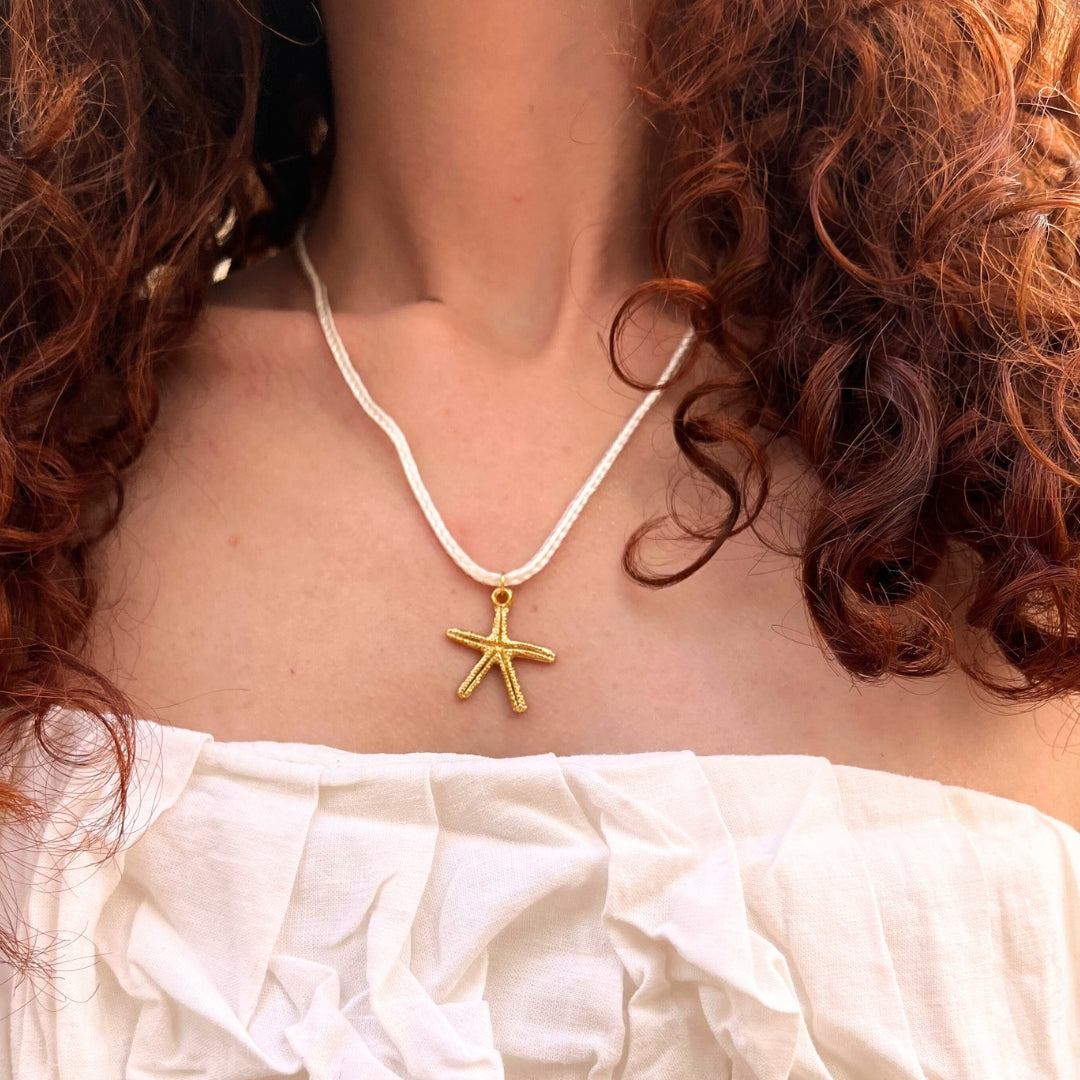 Collier bohème étoile de mer dorée avec cordo — angle supp. Produit artisanal.