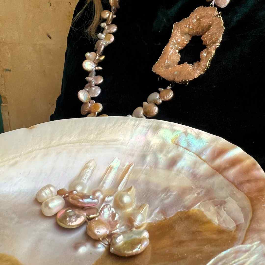 Collier en Perles Changeantes Colorées avec Broche pour Femme - Bijou Tendance - artisanat Tunisien fait main | ILEYCOM