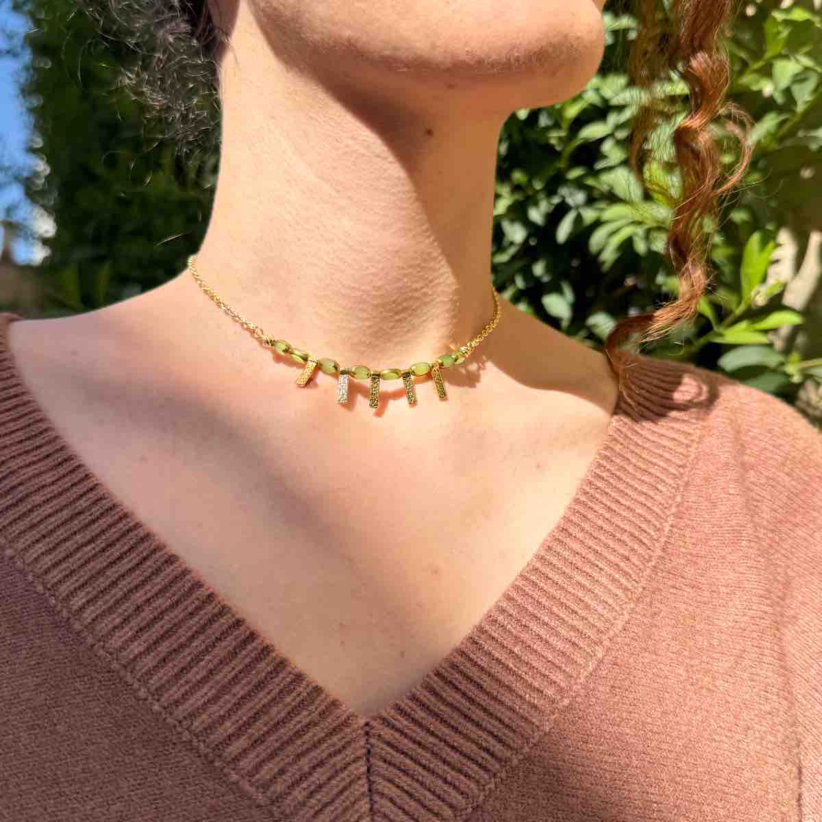 Collier laiton doré avec cristaux verts