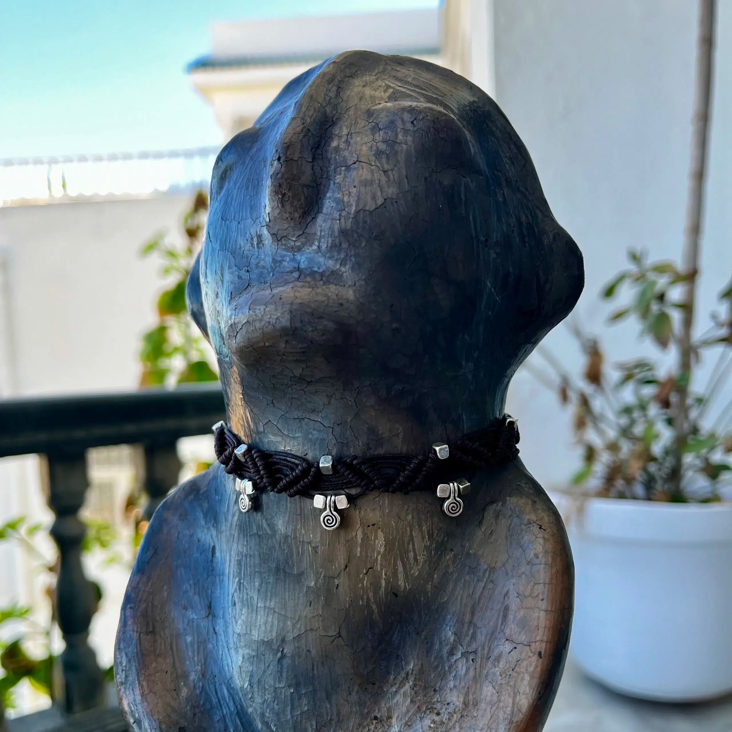 Collier macramé marron élégant avec charms argentés exclusifs