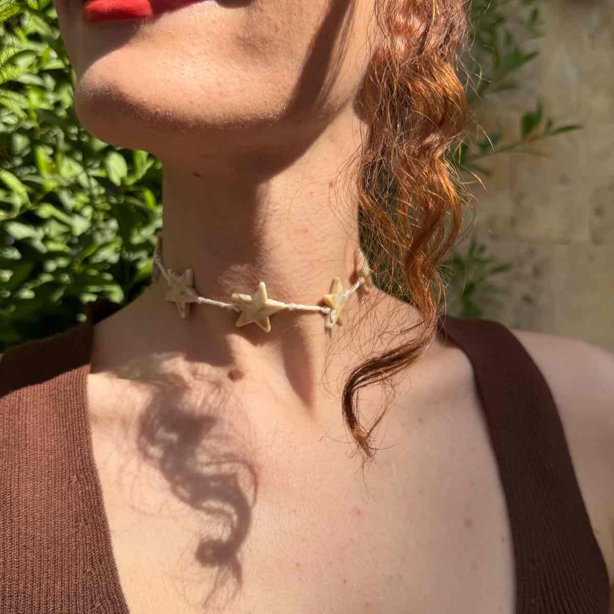collier étoilé exclusif en blanc et beige pour un look irrésistible