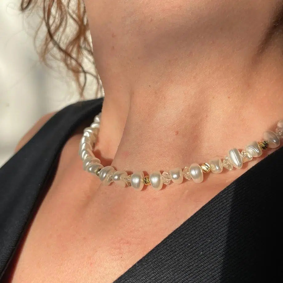 collier perles blanches chic et élégant pour toutes occasions