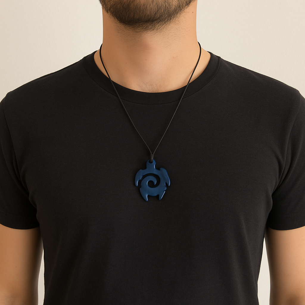 Collier Pendentif Tortue Spirale en Résine – Artisanat Tunisien