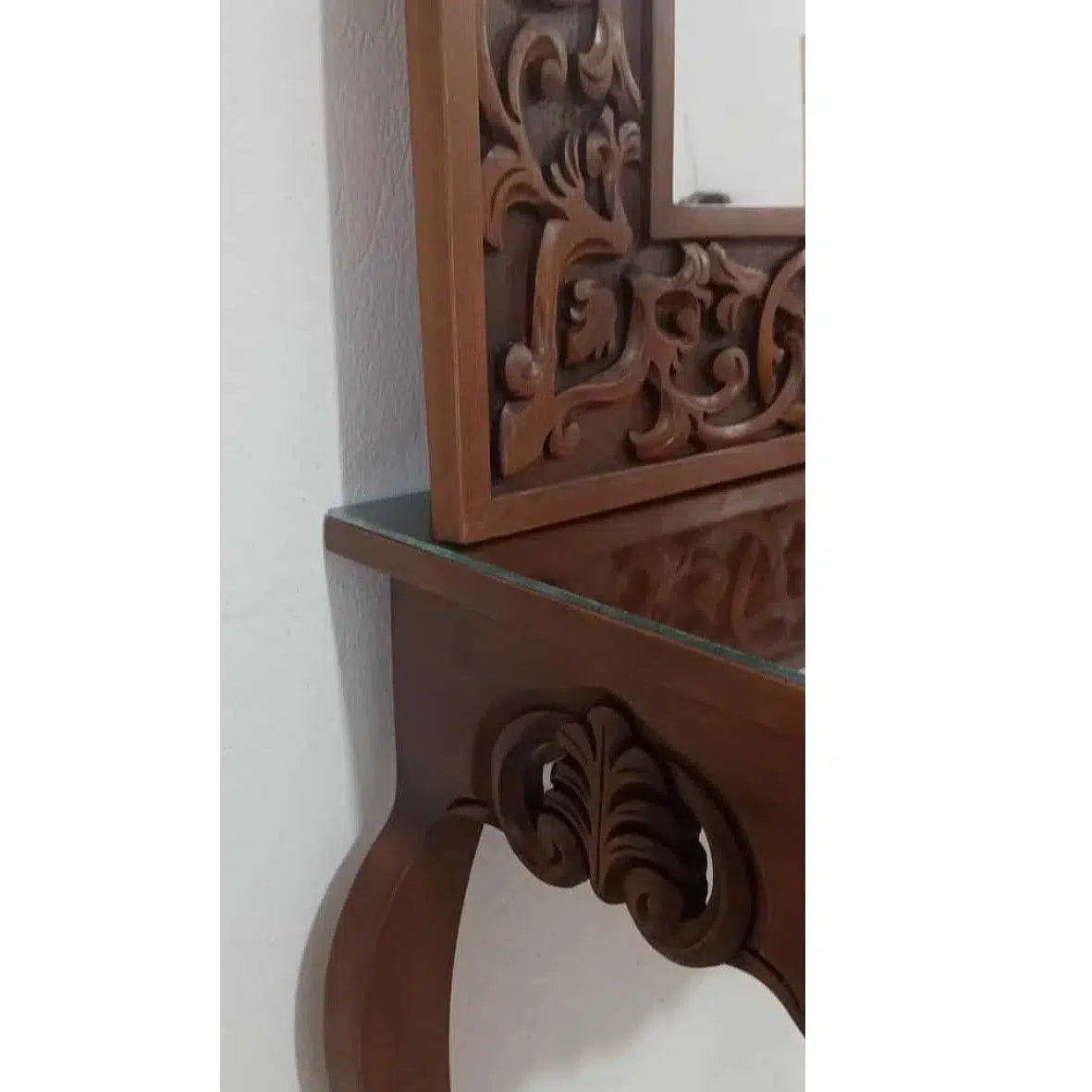 Console en bois sculptée à la main pour un intérieur raffiné