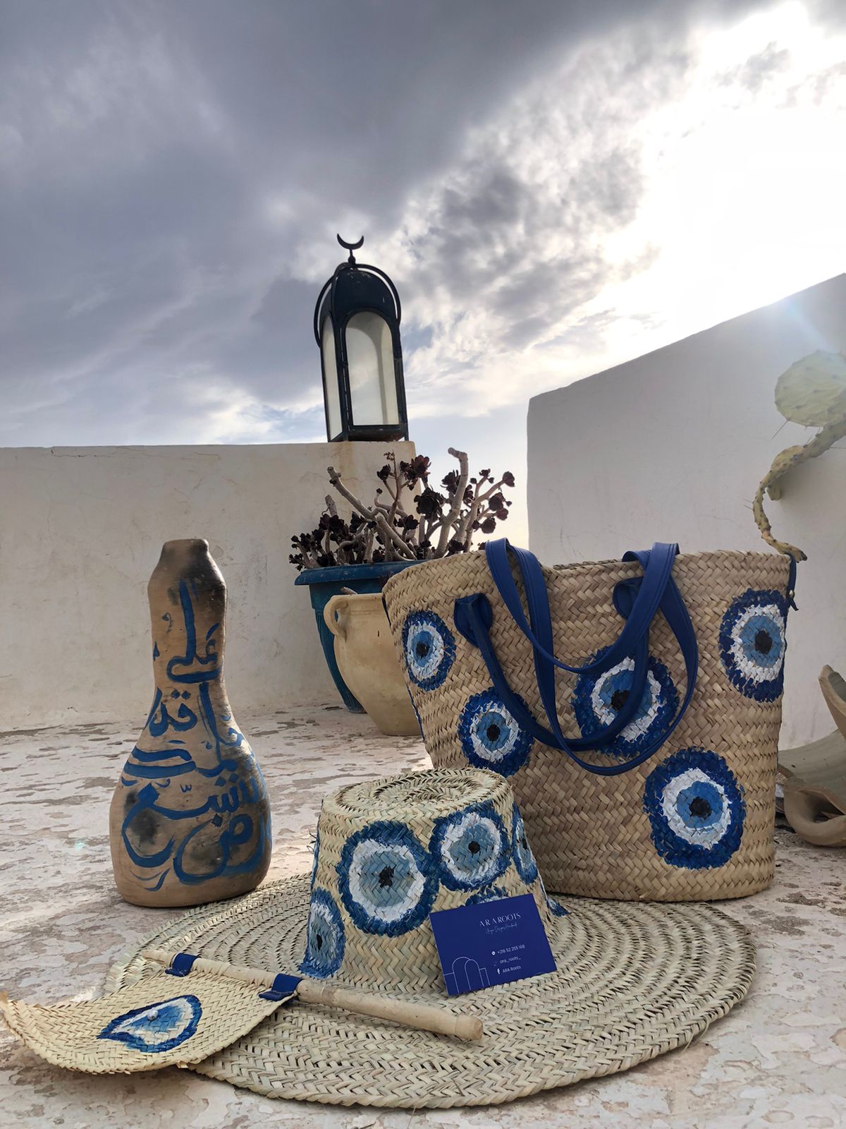 Couffin sac de plage en paille, anses en cuir et motifs bleus