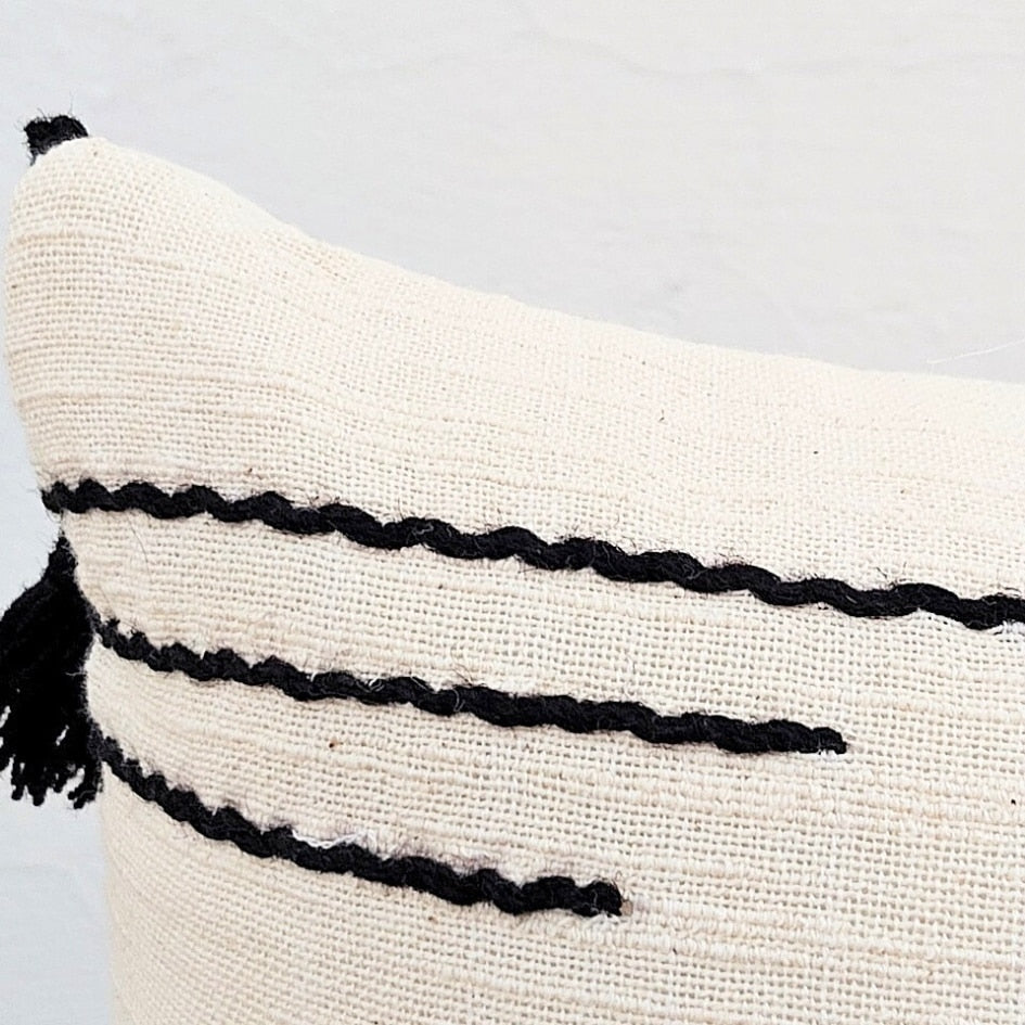 Coussin Beige en Laine avec Motifs Noirs – Artisanal et Écologique - artisanat Tunisien fait main | ILEYCOM