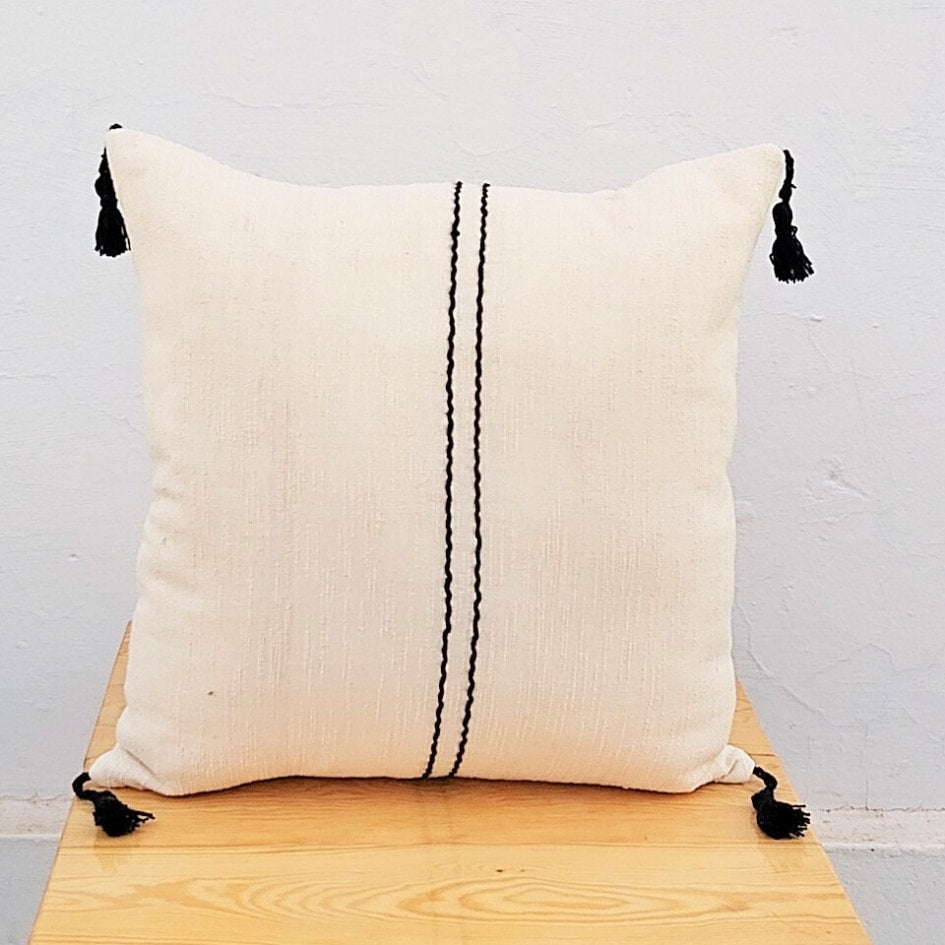 Coussin Beige en Laine avec Motifs Noirs – Artisanal et Écologique - artisanat Tunisien fait main | ILEYCOM