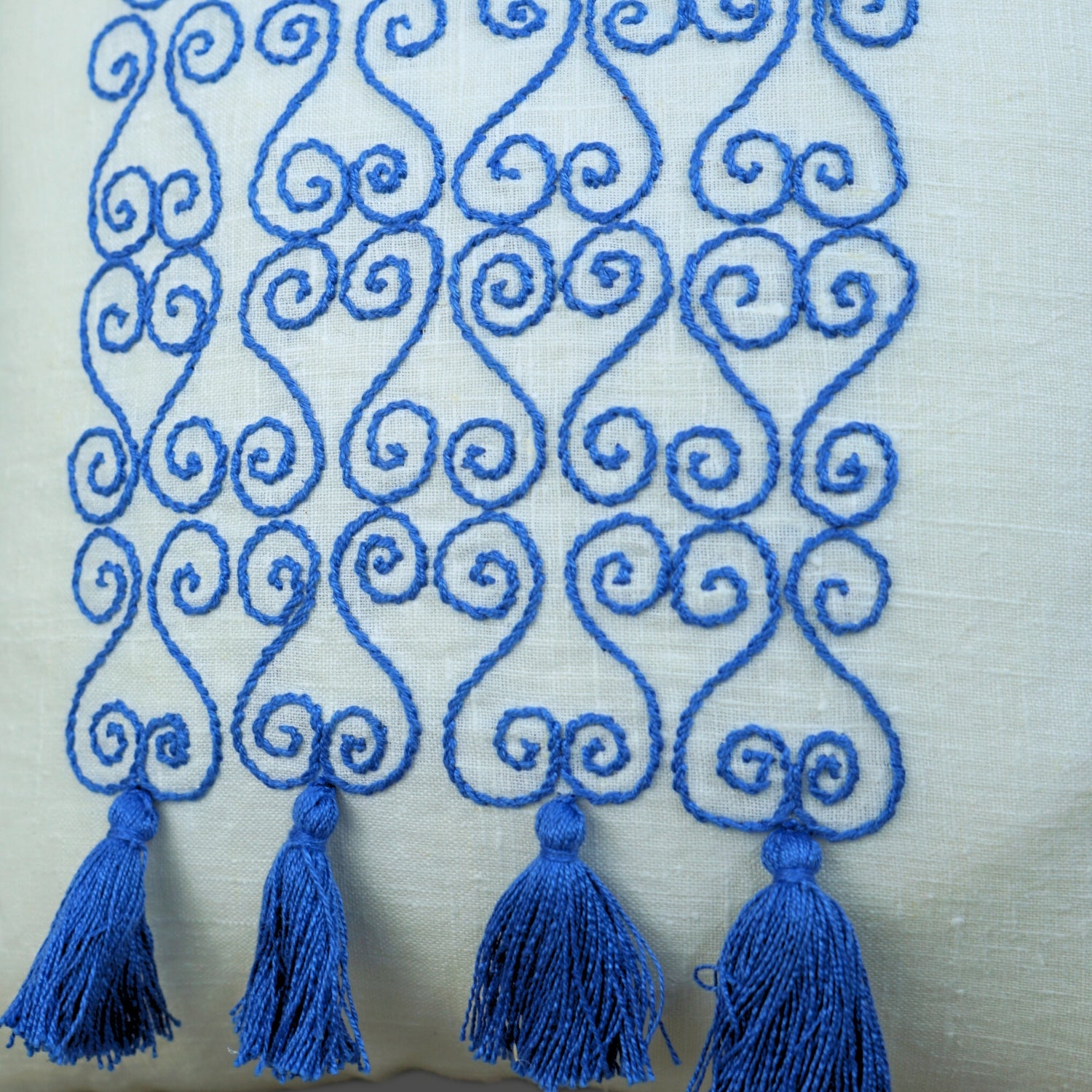 Coussin blanc avec broderie bleue