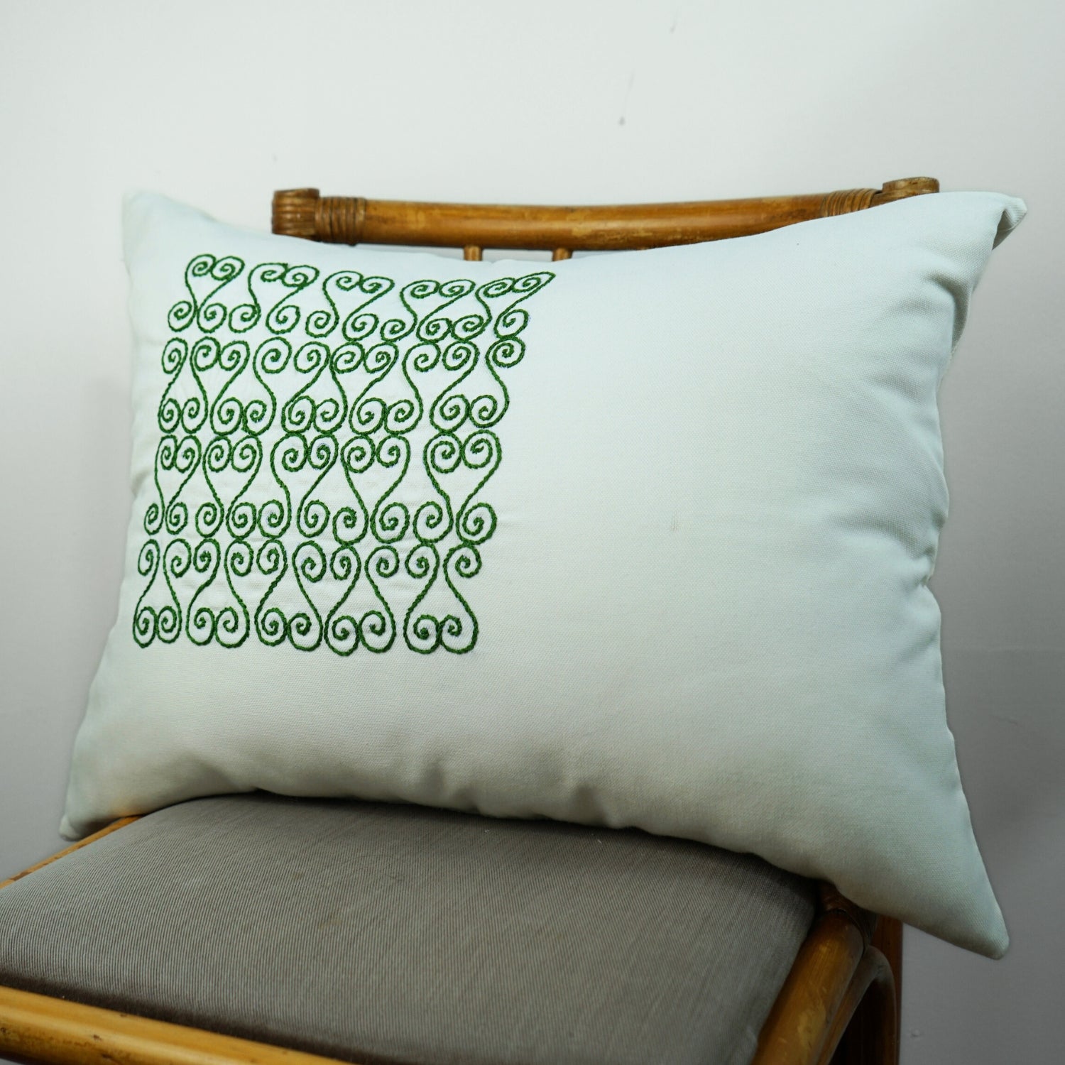 Coussin brodé vert artisanal : Élevez votre déco avec style