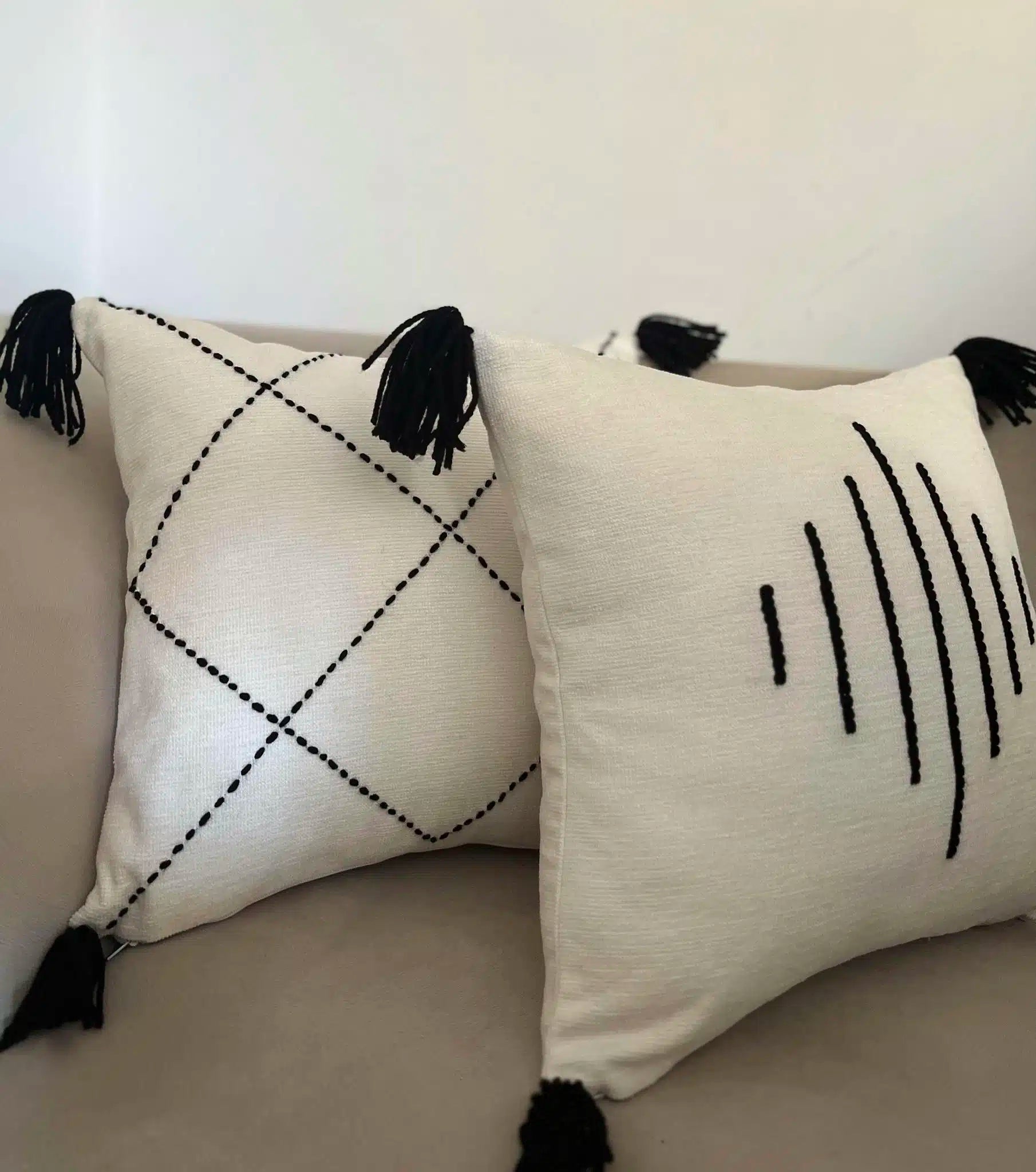 coussin minimaliste brodé a la main