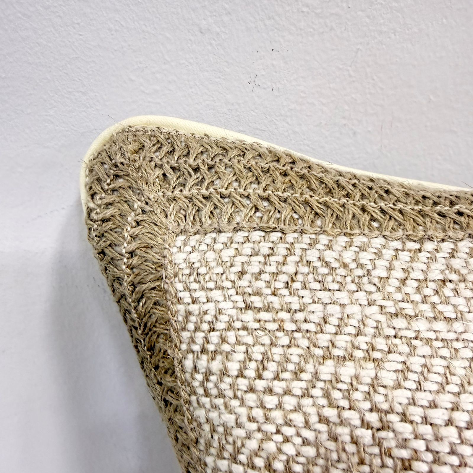 Coussin 45×45 en toile tissée – bordure texturée & biais - Qualité premium