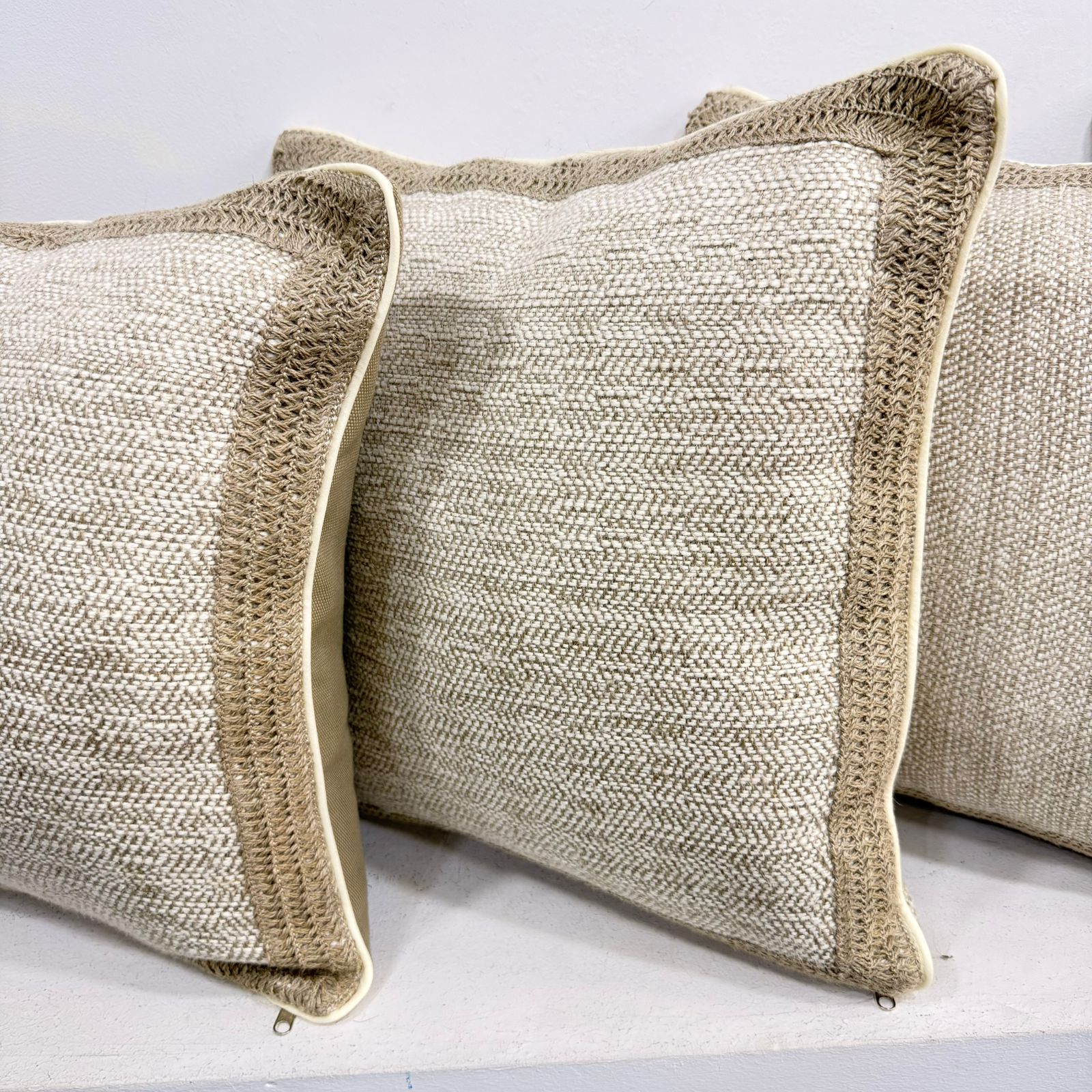 Coussin 45×45 en toile tissée – bordure texturée & biais - Qualité premium