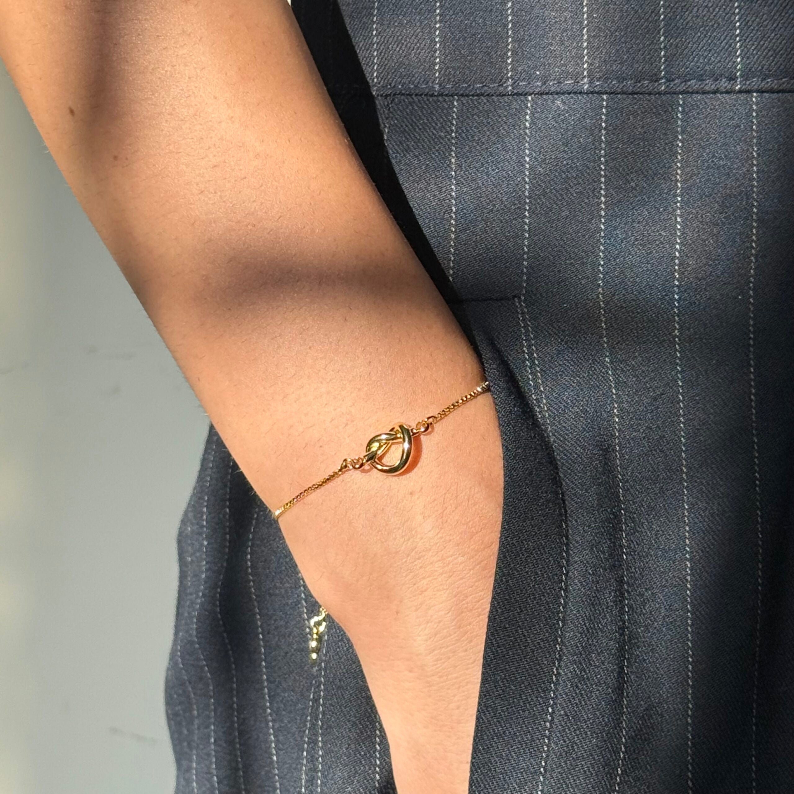 Bracelet doré ajustable en acier inoxydable avec noeud élégant