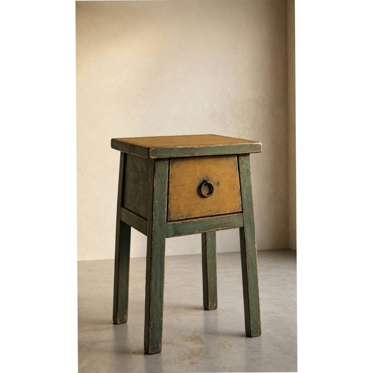 Table de chevet artisanale en bois recyclé vert patiné