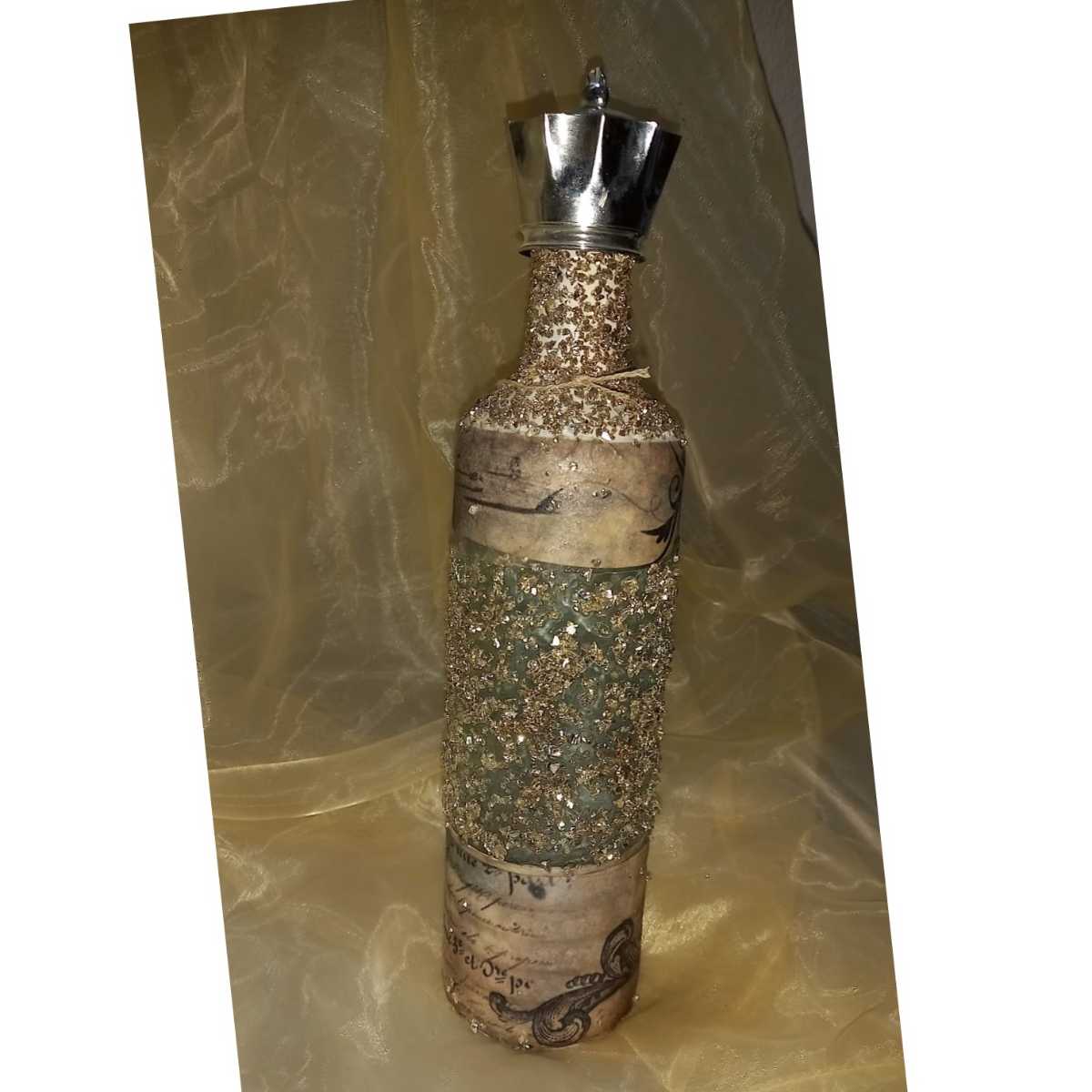 Bouteille décorative chic pailletée dorée pour un intérieur élégant