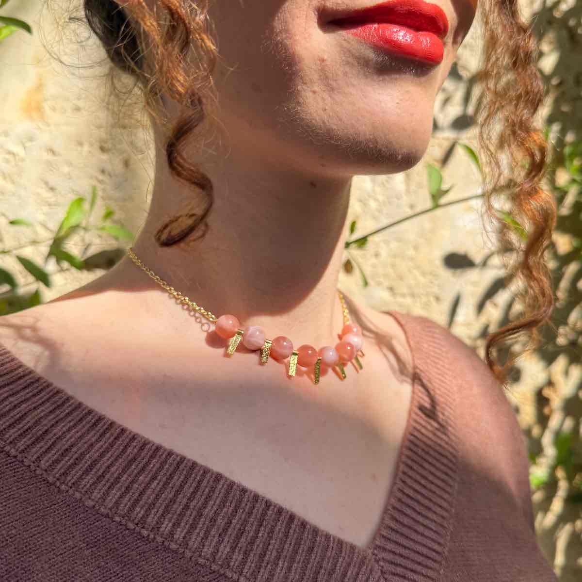 Collier rose en pierre naturelle et charmes dorés