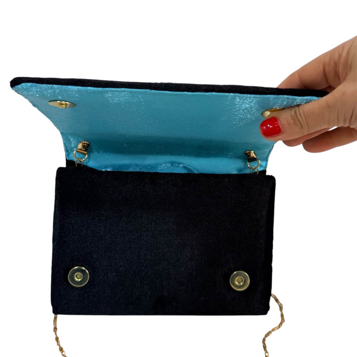 pochette velours noir avec intérieur satin bleu