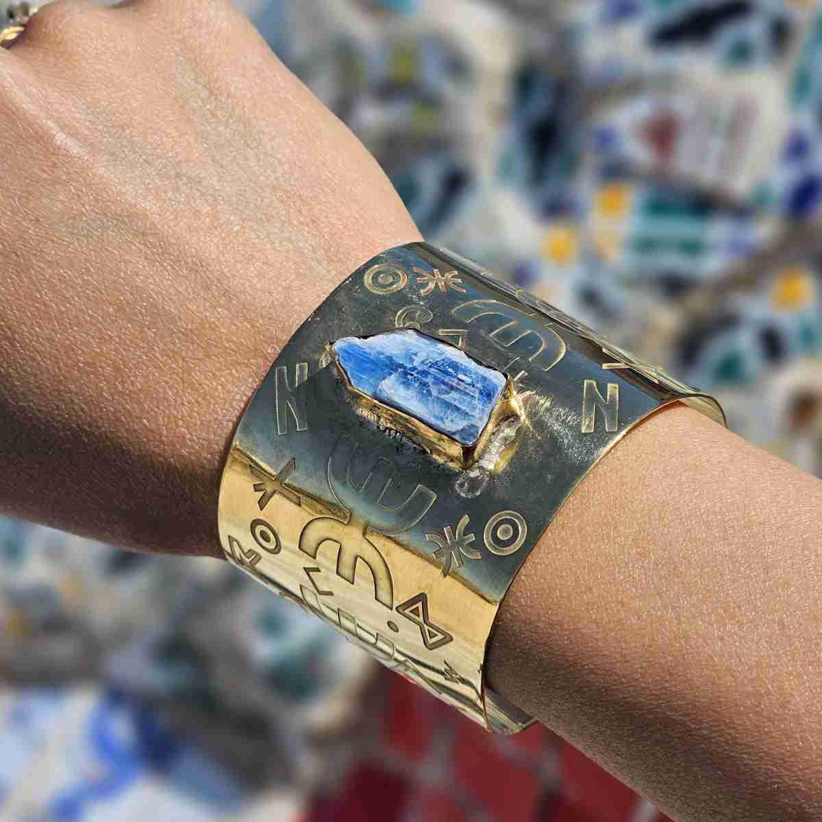 Manchette Amazigh Tazmert Kyanite en cuivre plaqué en or 18 karats