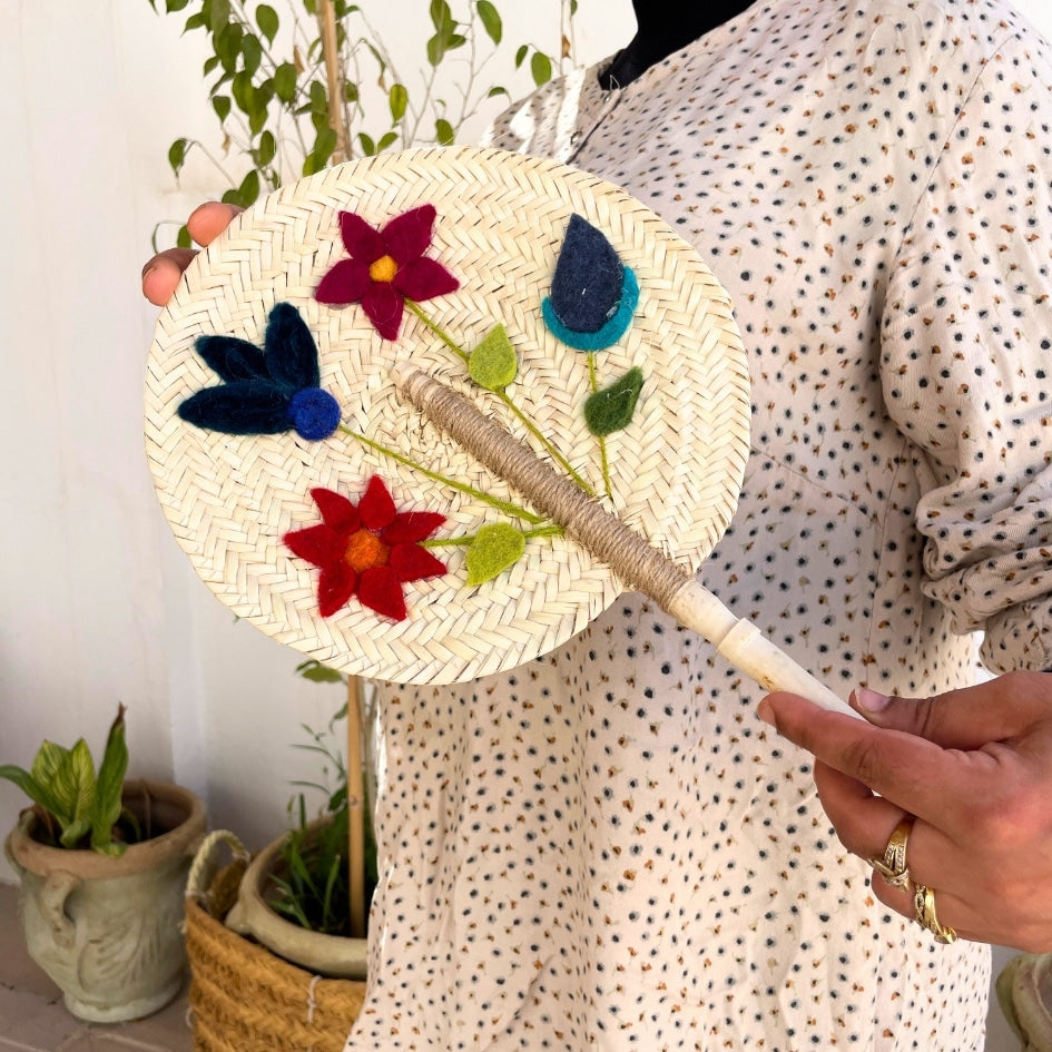 Eventail traditionnel en jute avec des fleurs multicolores